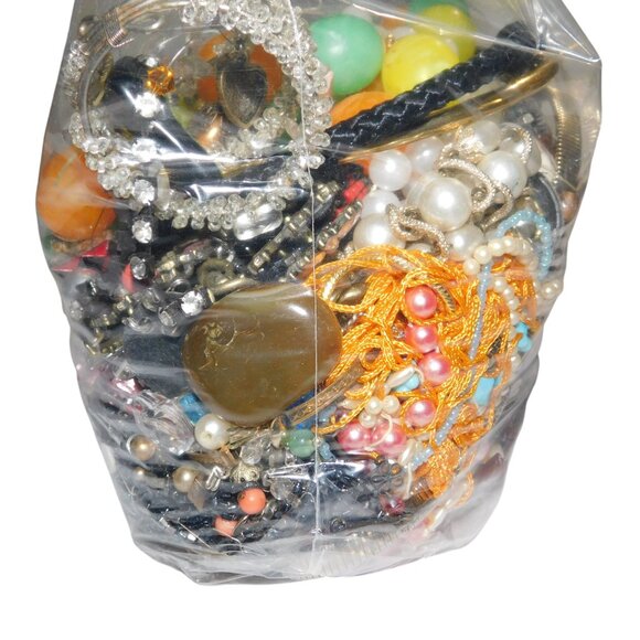Jewelry Bag Over 4 lbs. Of Craft Jewelry & Beads - Picture 5 of 6